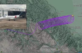 Dos personas junto a un avión dentro del hangar de 'AER OESTE', en un ambiente despejado de aeropuerto.