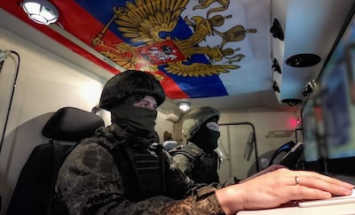 Un soldado ruso opera un dron durante una operación en el marco de la guerra entre Rusia y Ucrania.