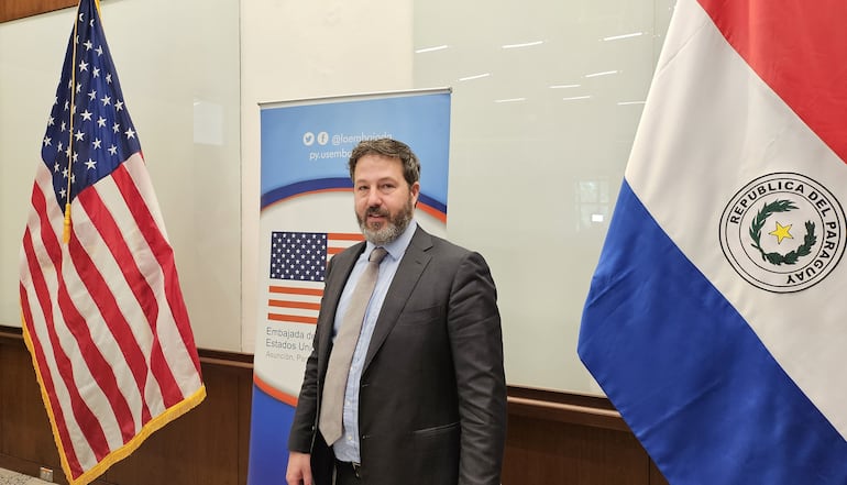 Paul Dean en una reunión con la prensa en la Embajada de los Estados Unidos en Paraguay.