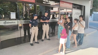 Muchas personas llegaron hasta Identificaciones y se encontraron con las pueertas cerradas.