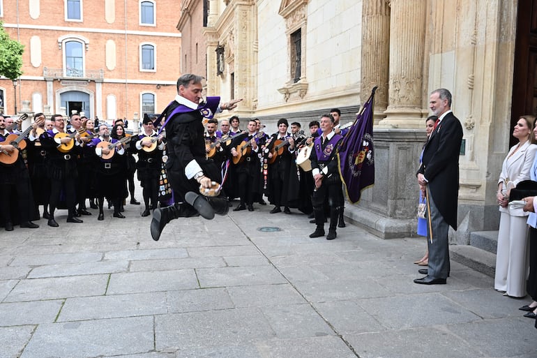 Los reyes Felipe VI y Letizia ante la actuación de una tuna tras la ceremonia de entrega del  Premio Cervantes 2025 otorgado al escritor mexicano Gonzalo Celorio.