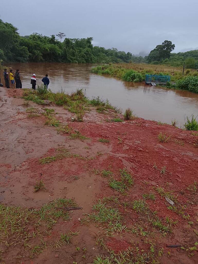 Los lugareños suspendieron el uso de la balsa y la comunidad de Pikykua quedó nuevamente aislada.