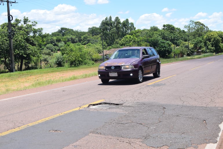 En el tramo San Roque González–Quiindy persisten los profundos baches sobre la ruta PY01.