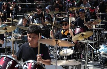 Músicos bateristas participan durante el evento 'BaterAsu a lo largo de la concurrida calle Palma este sábado en Asunción.