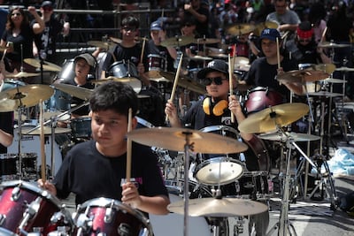 Músicos bateristas participan durante el evento 'BaterAsu a lo largo de la concurrida calle Palma este sábado en Asunción.