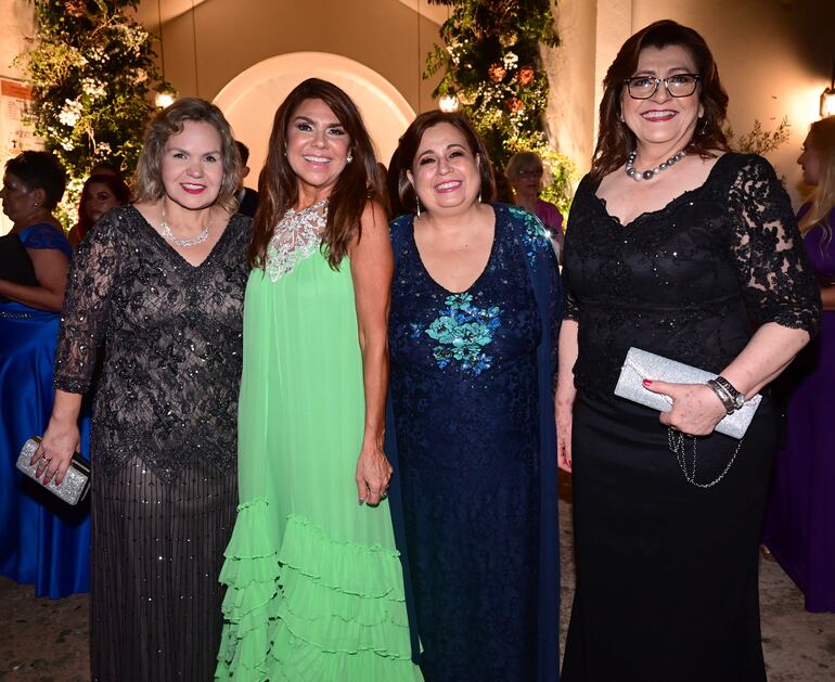 Las senadoras Lilian Samaniego, Celeste Amarilla, Esperanza Martínez y Blanca Ovelar.