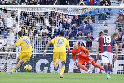 Bologna (Italy), 21/10/2023.- Frosinone's Matias Soule (L) scores the 2-1 goal during the Italian Serie A soccer match Bologna FC vs Frosinone Calcio at Renato Dall'Ara stadium in Bologna, Italy, 22 October 2023. (Italia) EFE/EPA/SERENA CAMPANINI