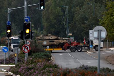 Un camión militar israelí transporta un tanque al norte de Israel, en la frontera con el Líbano.