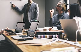 Reunión de socios y autoridades de una empresa.