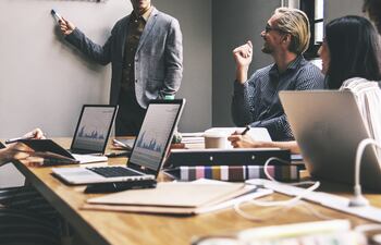 Reunión de socios y autoridades de una empresa.