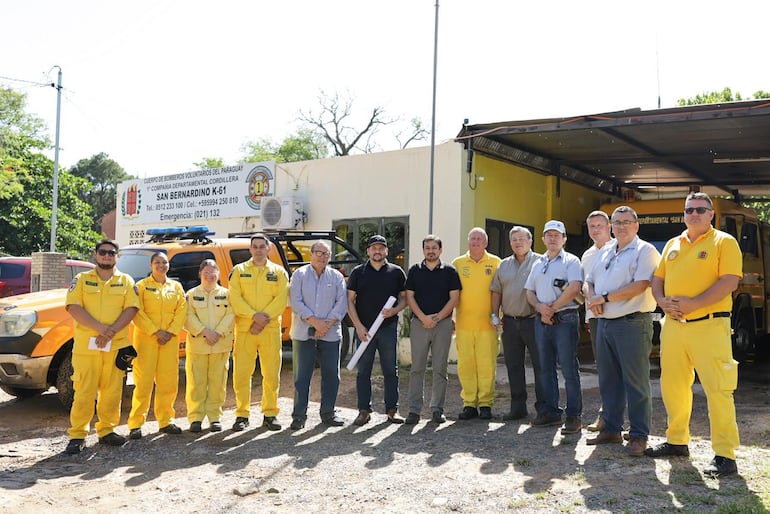 Funcionarios de la ESSAP y bomberos voluntarios de San Bernardino se reunieron para coordinar y trabajar juntos, garantizando la seguridad en esta temporada alta.