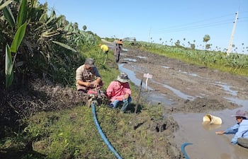 Varios voluntarios en la tarea de desagotar el camino
