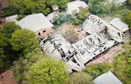 Así quedó la infraestructura del excolegio Ñandejára de Limpio, tras un incendio.