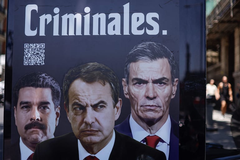 Cartelería de protesta en España en la que se observa el rostro del exjefe de Gobierno de España, José Luis Rodríguez Zapatero; el expresidente venezolano, Nicolás Maduro (i) y el actual mandatario español Pedro Sánchez.