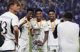 RIAD (ARABIA SAUDÍ), 14/01/2024.- Los jugadores del Real Madrid (i-d) Vinicius Junior, Vinicius Augusto y Rodrygo Goes posan con en trofeo ras su victoria en la final de la Supercopa de España que Real Madrid y FC Barcelona han disputado este domingo en el estadio Al Awwal Park de Riad, en Arabia Saudí. EFE/Juan Carlos Cárdenas