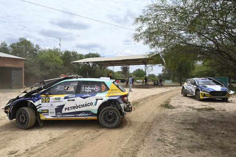 Los autos del Campeonato Nacional de Rally realizan la instalación del GPS en la Terminal de Ómnibus de la ciudad de Mariscal Estigarribia, cabecera del Rally del Chaco 2026.