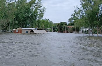 El agua del río Paraná no perdona, inundó el 90% del centro de Urbano de Itá Corá, distrito de Mayor Martínez.