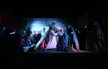 Representación del vía crucis con estatuas humanas en Luque.