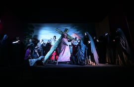 Representación del vía crucis con estatuas humanas en Luque.