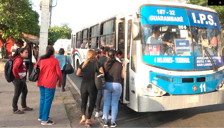 Los pasajeros viajan hacinados ante la falta de buses.