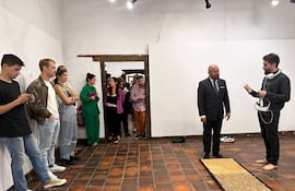 Daniel Gómez explicando acerca de su obra y su funcionamiento, durante la apertura de la exposición de las piezas finalistas del Premio Henri Matisse. Fotografía: Ethel H. Coussau.