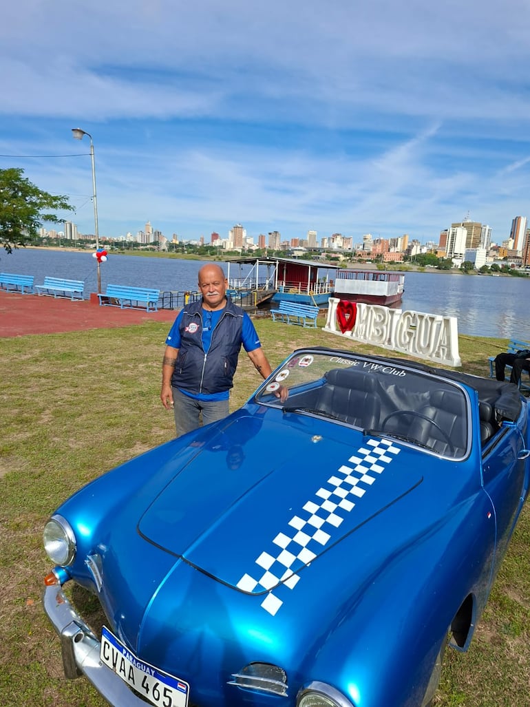 El vicepresidente Víctor Servín compartió la exhibición de autos antigüos, el sábado.