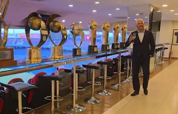 El presidente de Cerro Porteño, Juan José Zapag junto a los ocho títulos que consiguió en conjunto con su hermano Raúl Zapag.