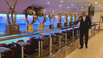 El presidente de Cerro Porteño, Juan José Zapag junto a los ocho títulos que consiguió en conjunto con su hermano Raúl Zapag.