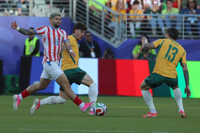 Julio Enciso (i) de Paraguay disputa el balón con Jordan Bos (2-i) de Australia este jueves, en un partido del grupo D del Mundial de la FIFA 2026 entre Paraguay y Australia en el estadio Levi's en Santa Clara, California (Estados Unidos). 