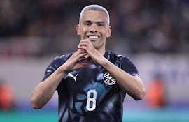 Diego Gómez, futbolista de la selección de Paraguay, celebra un gol en el partido frente a Grecia por la Fecha FIFA de marzo en el estadio El Pireo, en Atenas, Grecia.