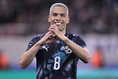 Diego Gómez, futbolista de la selección de Paraguay, celebra un gol en el partido frente a Grecia por la Fecha FIFA de marzo en el estadio El Pireo, en Atenas, Grecia.