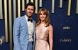 Adam Brody y su esposa, Leighton Meester, llegando muy elegantes a la 77.ª edición de los Premios Emmy en el Teatro Peacock. (Frederic J. Brown / AFP)