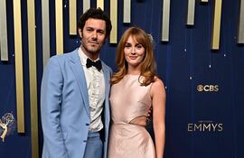 Adam Brody y su esposa, Leighton Meester, llegando muy elegantes a la 77.ª edición de los Premios Emmy en el Teatro Peacock. (Frederic J. Brown / AFP)