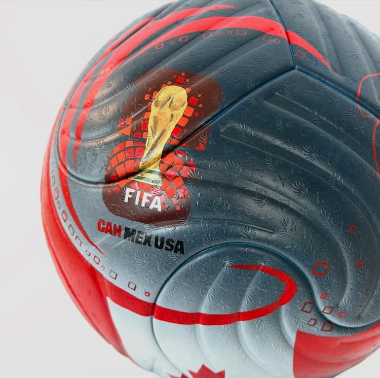 La obra de la artista paraguaya Lili Cantero, pelotas personalizadas bajo la temática del Mundial 2026.