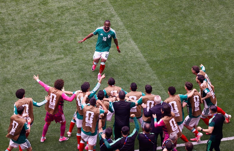 El delantero de México Julián Quiñones celebra tras anotar el primer gol durante el partido de fútbol del Grupo A de la Copa del Mundo 2026 entre México y Sudáfrica en el Estadio de la Ciudad de México, en la Ciudad de México.