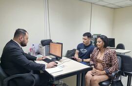 Elias Godoy Torres, hijo de la diputada liberal Roya Torres; junto a su defensora durante la audiencia preliminar.