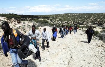 El Parlamento griego aprobó este martes una enmienda presentada por el gobierno conservador que prevé conceder permisos de residencia y trabajo a unos 30.000 inmigrantes irregulares para hacer frente a la escasez de mano de obra.