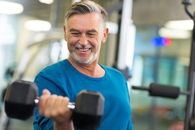 Adultos mayores en el gimnasio.