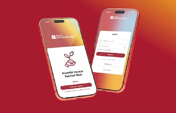 Dos teléfonos móviles muestran la interfaz de la aplicación ATLAS INVERSIONES, con fondo degradado rojo a amarillo.
