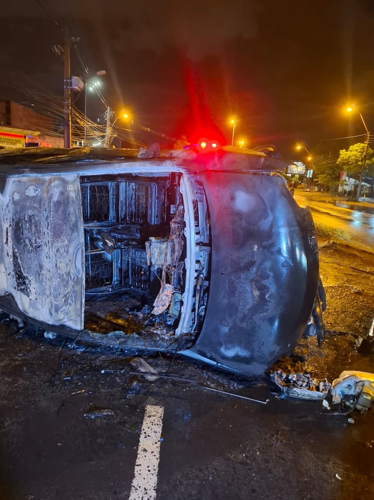 El vuelco e incendio se produjo en la intersección de la ruta Transchaco y la calle Teniente Villalba, en la zona de Loma Pytã