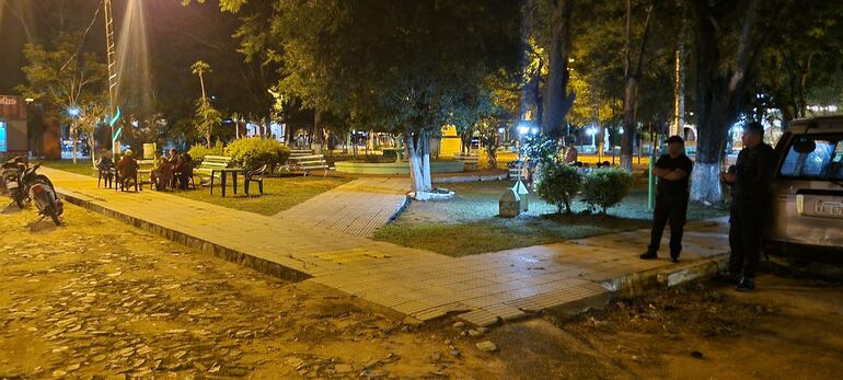 En la Plaza de los Héroes de Caapucú, los ciudadanos disfrutaban de una velada tranquila.
