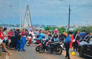 Paseros cerraron por una hora el puente internacional San Roque González por rigurosos controles en Argentina