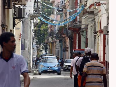 Personas caminan por una calle en La Habana (Cuba). . La Asamblea General de la ONU aprobó con 187 votos a favor -entre ellos el de Paraguay- una resolución que pide el fin del embargo impuesto hace seis décadas por Estados Unidos a Cuba.