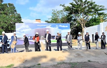 Autoridades locales, junto con directivos de Porsche y Diesa, realizaron la palada inicial del nuevo Destination Porsche.