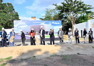 Autoridades locales, junto con directivos de Porsche y Diesa, realizaron la palada inicial del nuevo Destination Porsche.
