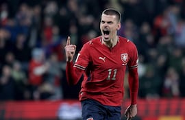 Jan Kliment de República Checa celebra tras anotar el 6-5 de la ventaja en la tanda de penales durante el partido de fútbol de los play-offs europeos para la Copa Mundial de la FIFA 2026 entre República Checa e Irlanda, en Praga, República Checa.