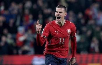 Jan Kliment de República Checa celebra tras anotar el 6-5 de la ventaja en la tanda de penales durante el partido de fútbol de los play-offs europeos para la Copa Mundial de la FIFA 2026 entre República Checa e Irlanda, en Praga, República Checa.