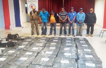 los-seis-detenidos-en-el-operativo-fueron-trasladados-a-la-base-de-la-senad-en-asuncion-junto-con-la-carga-de-1-3891-kilos-de-marihuana-hallados-en-233340000000-1680770.jpg