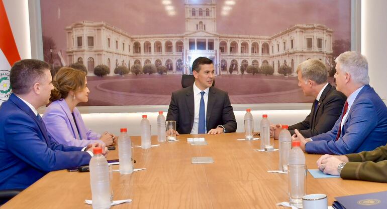 Nathaniel Fick itinerante de los Estados Unidos para el ciberespacio y política digital.