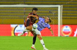 El delantero de Mushuc Runa, Walter Chala, y el delantero de Independiente del Valle, Claudio Spinelli, luchan por el balón durante el partido de vuelta de los octavos de final de la Copa Sudamericana, entre Mushuc Runa e Independiente del Valle, en el estadio Olímpico Atahualpa en Quito